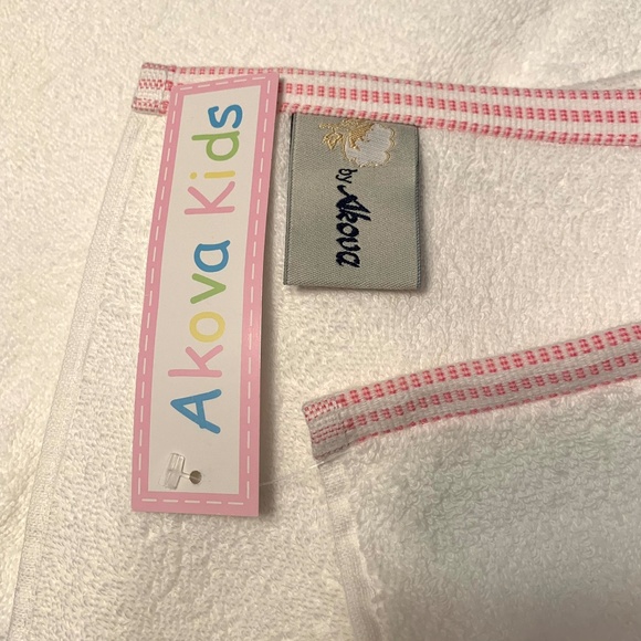 Akova Kids Ballet Bath & Face Towel Set With Photo/ Mirror Keychain - Picture 8 of 14